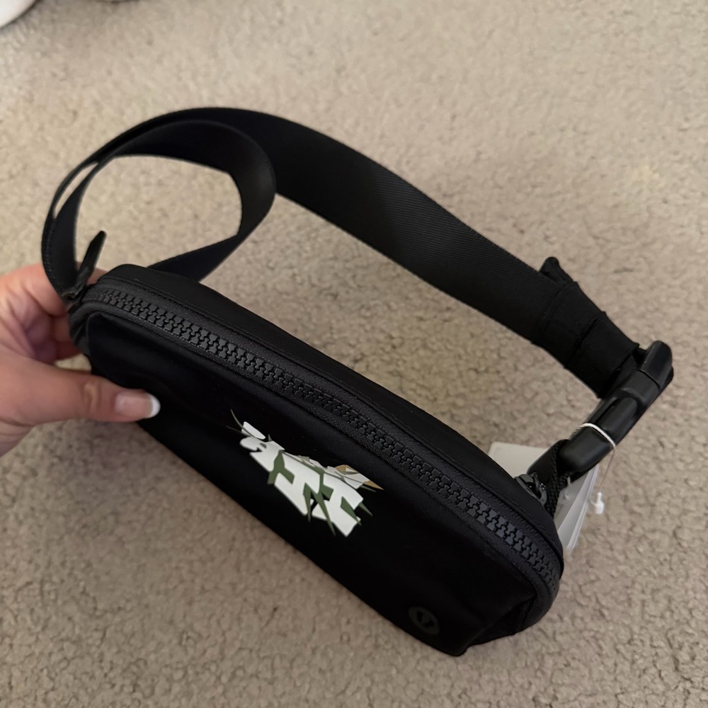 LULULEMON HAWAII EXCLUSIVE EVERYTHING BELT BAG! ✨ - Picture 4 of 4